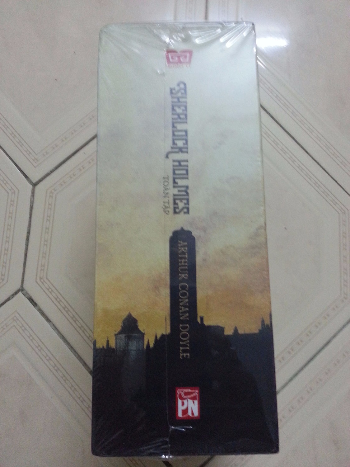 Sáng đặt hàng sớm, chiều bên Tiki đã gửi sách tới chỉ trong 1 ngày thôi, thích dịch vụ ship hàng ở tiki cực kì nhanh, hàng nhận đúng mô tả , tiếc là cái hộp sách bọc kĩ nên bị móp 1 tí ở góc hộp, nhận được sách đúng như trên web, thơm mùi giấy, giấy tốt, màu hơi vàng, có cảm giác đọc sách hơi cổ điển tí :)), nội dung ok, chữ viết rõ ràng, bộ sách rất đáng tiền mua trong đợt giảm giá này :))