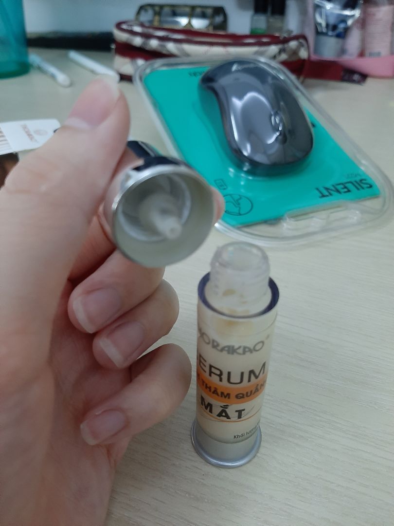 ủa ai xài rồi cho em hỏi. dạng chai này là có ống để hút  chất lỏng lên đúng hong? em xịt hoài hong ra nên em mở chai ra cũng hog thấy cái vòi dài luôn. huhu, có được đổi trả không ạ? chứ mua chai dạng xịt về xong lấy tay chọt vô chấm chấm lên mắt thấy hơi vô lý ủa ai xài rồi cho em hỏi. dạng chai này là có ống để hút  chất lỏng lên đúng hong? em xịt hoài hong ra nên em mở chai ra cũng hog thấy cái vòi dài luôn. huhu, có được đổi trả không ạ? chứ mua chai dạng xịt về xong lấy tay chọt vô chấm chấm lên mắt thấy hơi vô lý