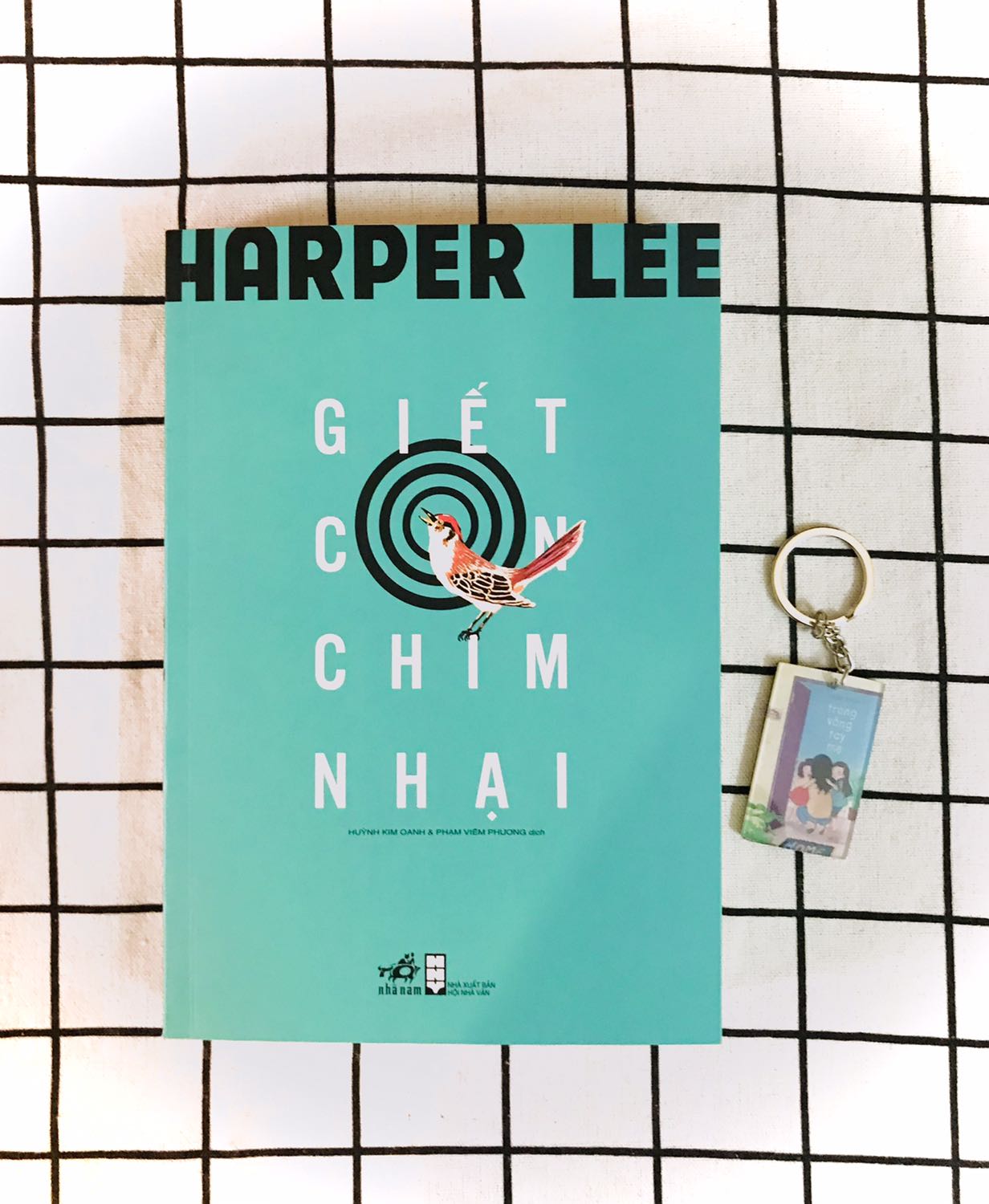 Sản phẩm siêu ưng, đúng với giá tiền còn đc Nhã Nam tặng móc khoá nứa, gáy sách tốt, mùi thơm.. khi đọc sách ngửi mùi giấy sẽ ko bị rát mũi còn nội dung thì hịn khỏi nói roi, thời gian giao hàng là 2 ngày. Mua loại bìa mỏng này gáy tốt và đỡ bị rách hơn bìa cứng 😽❤️