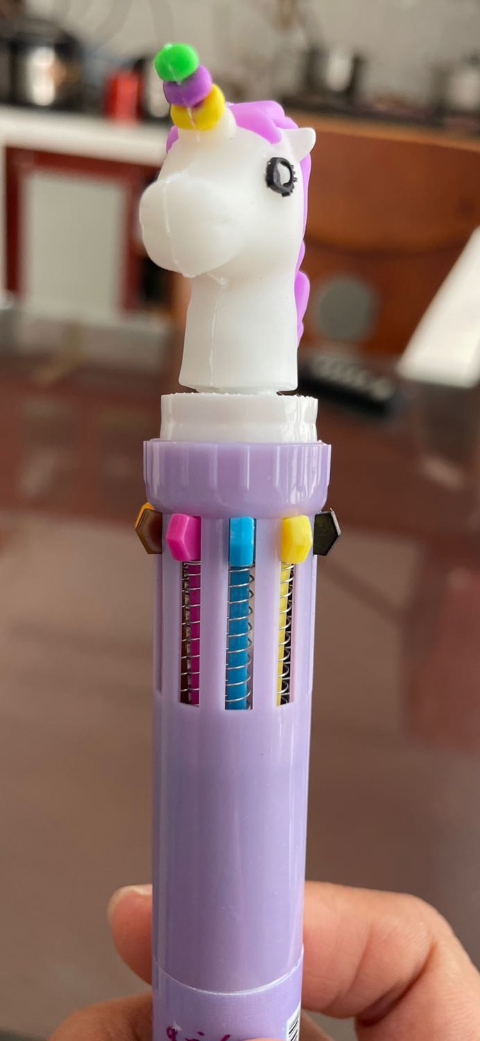 Mình mới nhận được 2 cây bút cho con.
1- Cây pony viết màu xanh nhạt ko ra mực
  - Cây khủng long viết màu hồng ko ra mực.
2– Vì trên ảnh được chọn lựa màu.  Nhà mình trọn bé gái Hồng , bé trai Xanh thì lại chuyển Hồng , Tím. 
Cũng hơi buồn vì hàng nhận lại bị 2 lỗi như vậy.