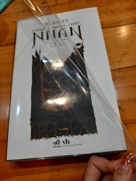 Vừa unbox mình đã thấy bọc sách đã đứt đến 3 mép trong khi so sánh thì cũng bọc không bị chật so với bìa hay thế nào. Mình mua để sưu tầm nên thực sự thấy không hài lòng.