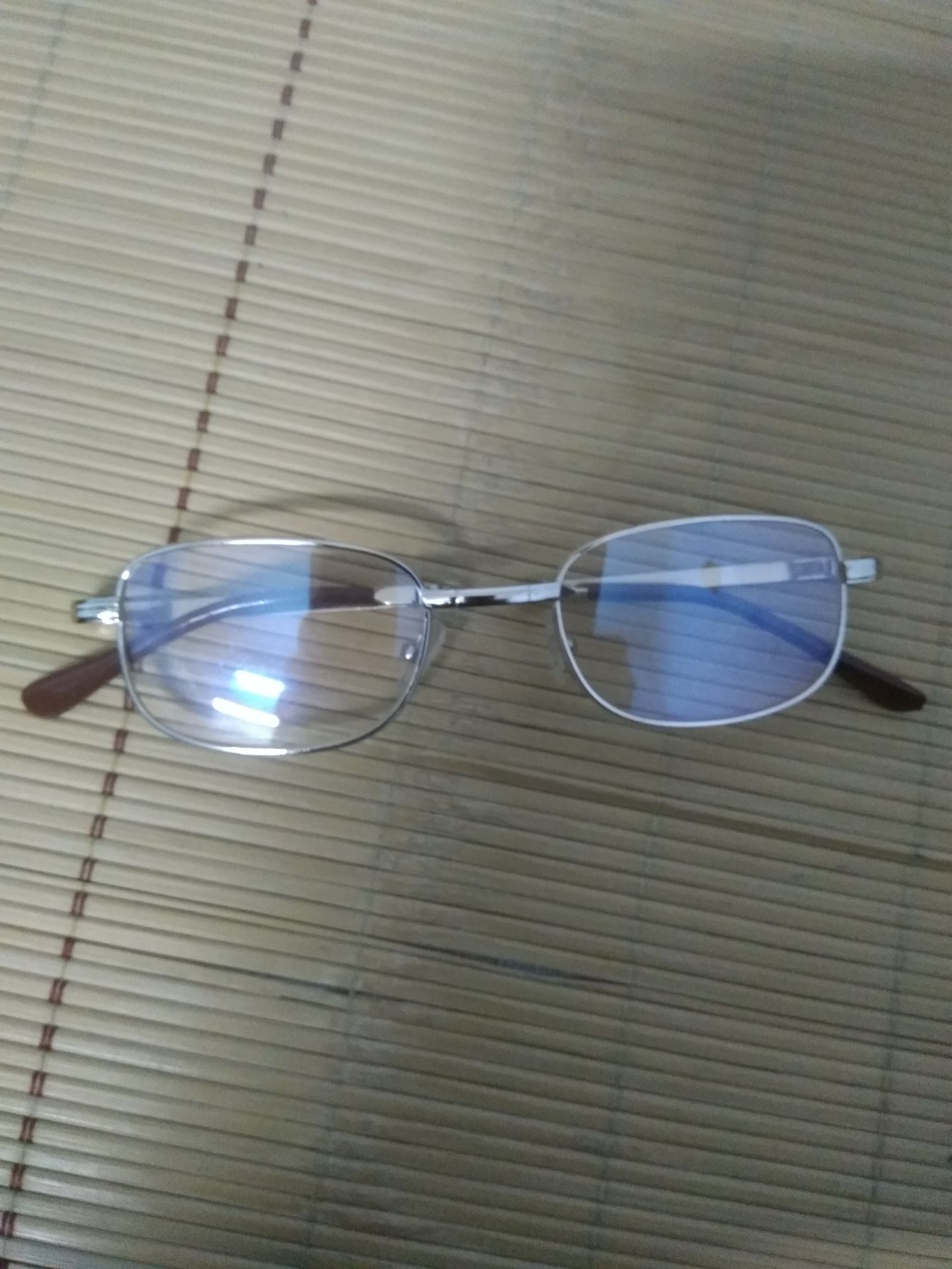 Giao hàng đúng hạn. Khung, gọng mạ trơn, nhẵn, các khớp tương đối trơn tru. Mắt kính hơi nhỏ so với hình giới thiệu.