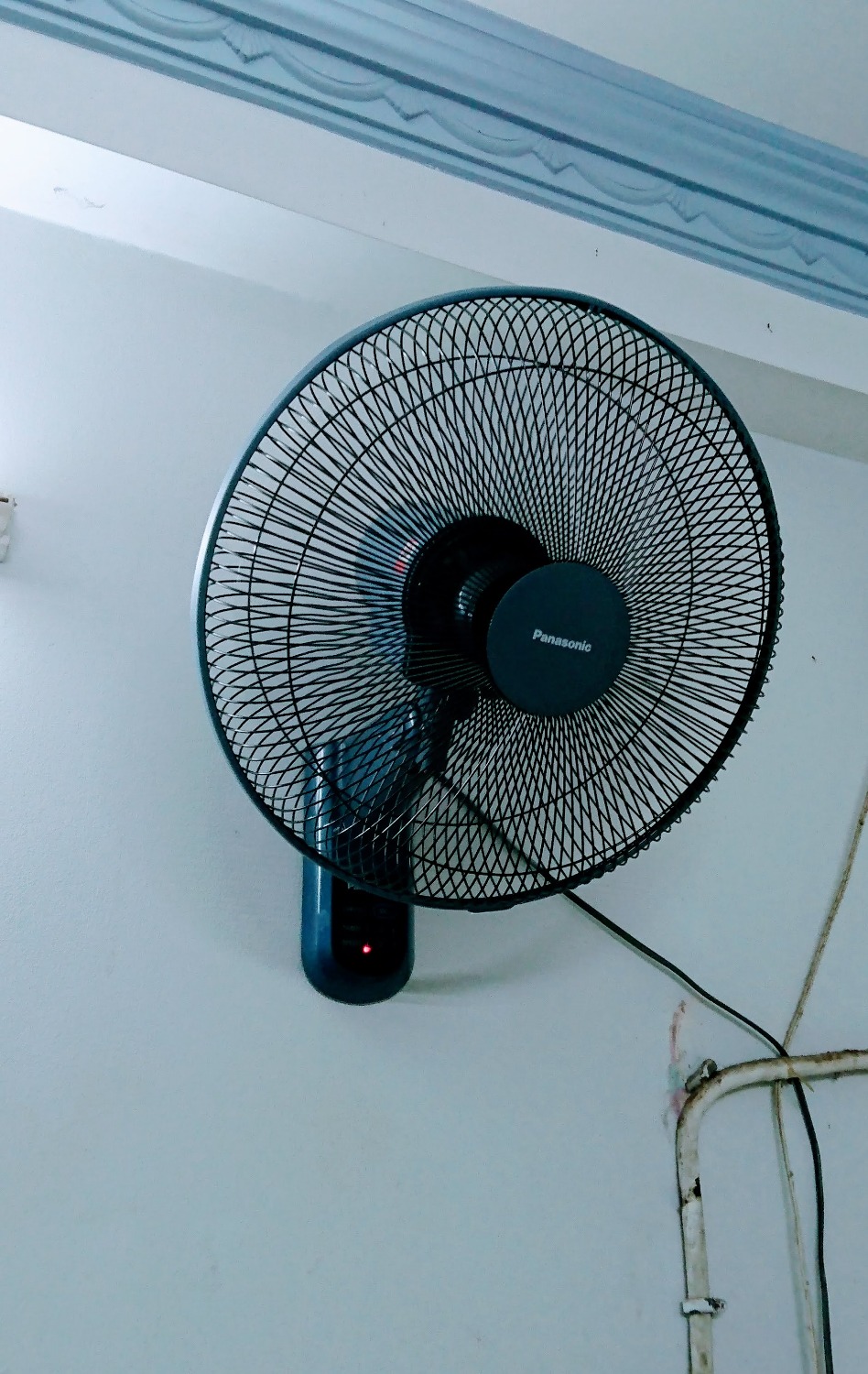 Quạt Panasonic nhập khẩu từ Malaysia. Động cơ sử dụng bạc đạn + với cánh quạt thiết kế chuẩn chạy rất êm và không bị rung. Tuy giá cao nhưng chất lượng hơn hẳn các loại quạt sử dụng bạc thau đại trà trên thị trường. Điều khiển bằng remote thật tiện dụng. Mình mua một lúc 2 cái đặt ở phòng khách thay cho mấy cái quạt đứng, giúp tiết kiệm không gian và thẩm mỹ hơn nhiều.