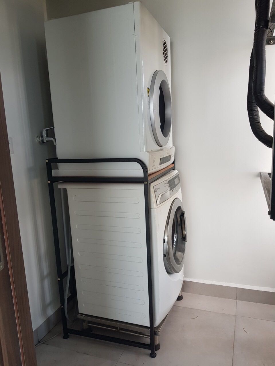 đẹp, chắc chắn nhé mn, nên mua ạ
thật ra mới đầu mình để máy lên hơi lắc xong nhắn hỏi shop, kết quả do mình để kệ ngay góc ban công mà cái chân phía sau chưa chạm đất nên nó lắc, xong mình vặn chân cao su xuống sát đất là hết lắc ngay
shop tư vấn hỗ trợ rất nhiệt tình, cho shop 5 sao nha