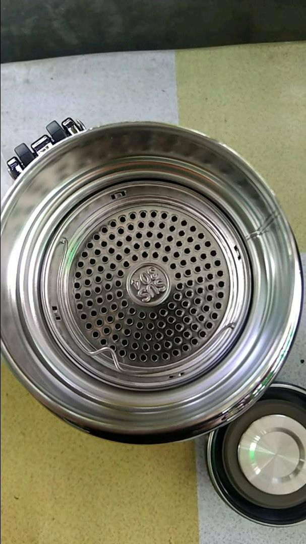 Bình siêu to khổng lồ, trông như cái phích vậy, chưa *** giữ nhiệt thế nào nhưng chắc chắn phết, rơi xuống nền nhà chưa biết cái nào hỏng trước đâu hihiiii, à giao hàng lâu ơi là lâu ý, đợi mòn mỏi dài cổ mãi chưa thấy về buồn lắm, đây, gửi ảnh minh hoạ cho các cậu nhớ. Xịn xò phết, à to vch, đấy