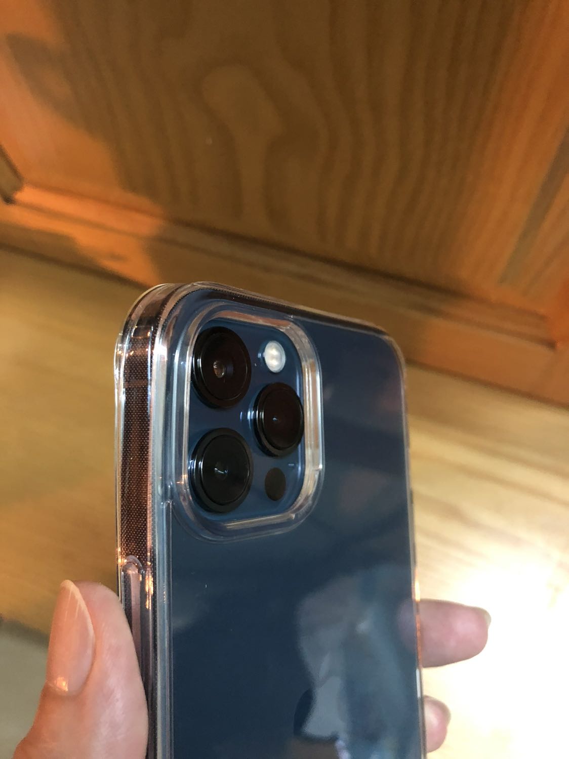 Hàng mới, có lớp dán bảo vệ ốp cả hai mặt, chỉ cần lột ra rồi gắn vào điện thoại là xong. Ốp đẹp, dễ gắn vào nhưng lấy điện thoại ra thì hơi khó vì nó ôm sát. Mặt sau có gờ nhô cao hơn camera sau nên khi để điện thoại lên mặt bàn không sợ bị trầy camera. Mới sử dụng nên không biết lâu dài ốp có bị ngả màu vàng hay không, nhưng bây giờ thì rất ưng ý.