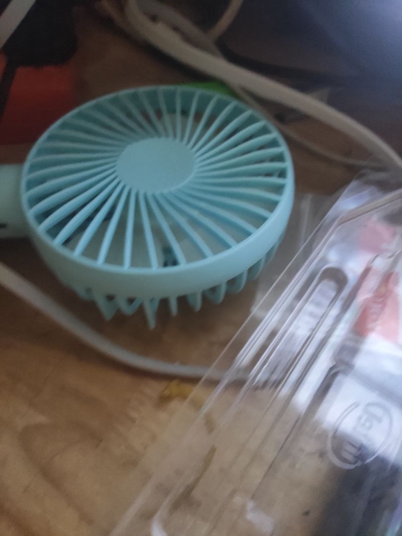 quạt chắc tay xài cùn khá là ổn nhưng hết pin cũng nhanh