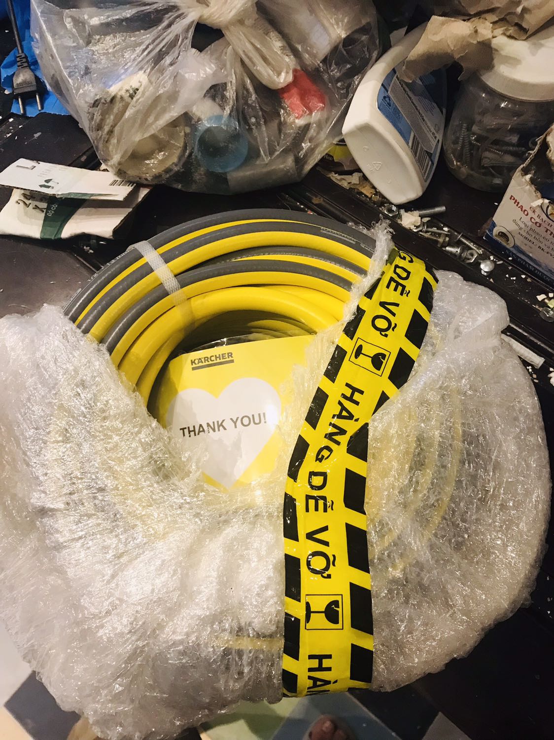 Dây karcher nói thật giá cao nhưng đáng, rẻ hơn claber, cao hơn loại thông thường nhưng đáng. Loại thông thường mình cùng lúc với ống karcher 2-3 năm trước thì bị phồng do áp lực nước máy bơm mạnh kết hợp nhiệt độ bên ngoài nóng, còn ống karcher thì ko bị, size vẫn giữ nguyên suốt 2-3 năm nay.
Ống mềm nhưng khi bị gấp lại ko tạo dấu, ko gãy ống.
Ống size vừa khít với các *** nối -> ko gây rò rỉ nước ra, siết chặt kín nước.
Jo mình mua thêm 20m ống này để dùng trên sân thượng luôn cho đáng tiền, mua một lần xài quài quài (chắc tầm 5-10 năm).