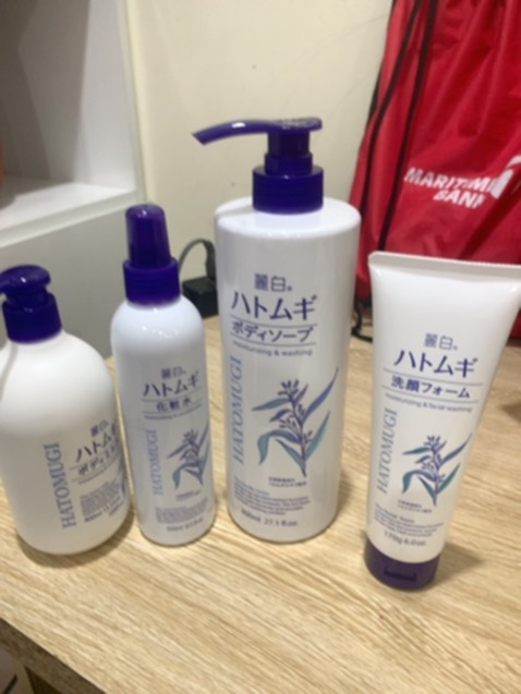 Một combo Hatomugi, không biết còn gì nữa để mua ko, sẽ tiếp tục dùng sản phẩm này. Da láng mịn, mềm, thơm, đặc biệt là vào mùa khô này rất thích.