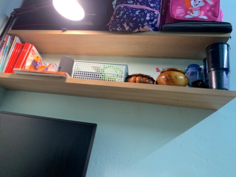 Kệ khá chắc chắn, tuy nhiên con vít bắc âm vào kệ gỗ và tường hơi ngắn. Với giá này shop nên cung cấp bộ chân vít to và dài hơn xíu nữa là ok lắm luôn.
Tóm lại là khá hài lòng bộ sản phẩm này.