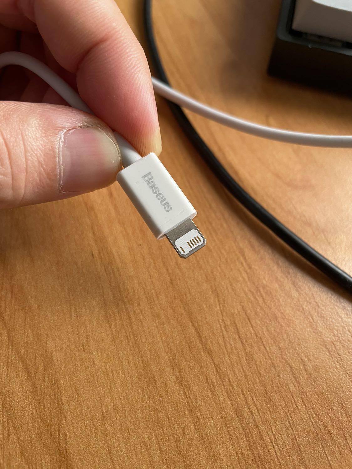 Cable chính hãng, có mã QR check sản phẩm chính hãng, chất lượng tốt. Đã kiểm tra đo dòng sạc ổn định. Sạc iPhone có thể lên đến 1.5A. 
Nhược điểm là đầu sạc hơi to, cắm vào một số case điện thoại sẽ không vừa.