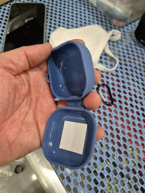 Màu trên ảnh đẹp hơn thực tế. Ốp vừa vặn tuy nhiên cái móc giữ vào một nửa ốp có vẻ không chắc lắm.