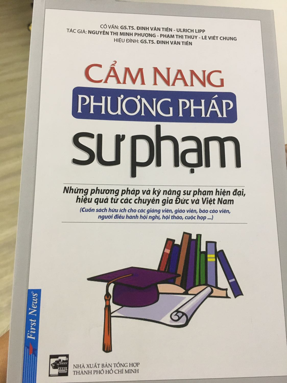 Mấy cô giáo nhà mình xem cuốn này đều thích. Những kiến thức và kinh nghiệm thực tế, giúp ích cho việc giảng dạy thêm sinh động , hiệu quả. 

Sách được in 4 màu, giấy tốt, đóng gói và vận chuyển nhanh. 5 sao.