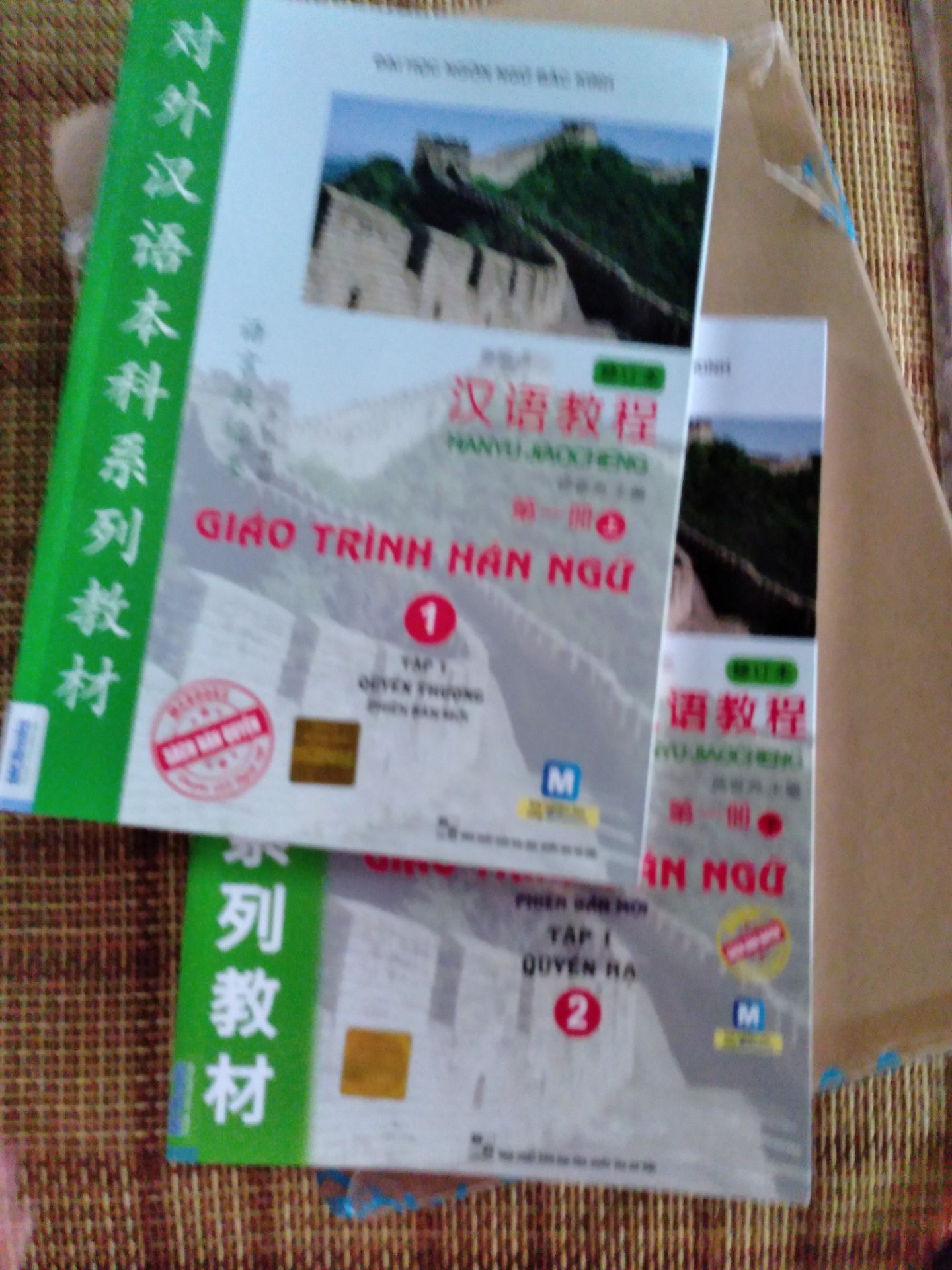 tiki giao hàng nhanh. mình đặt vào 9h sáng ngày 3/3. hôm nay 10h hơn ngày 4/3 shipper giao hàng dù ko ở tphcm và dùng giao tiêu chuẩn. sách đẹp. ko bị mờ. thật ra chữ tiếng anh mình nghĩ nếu ở trên word thì nó là màu xám nên hơi mờ. khá may mắn vì không bị trường hợp mất chữ ở cuối hàng mà đã có vài bạn bị.