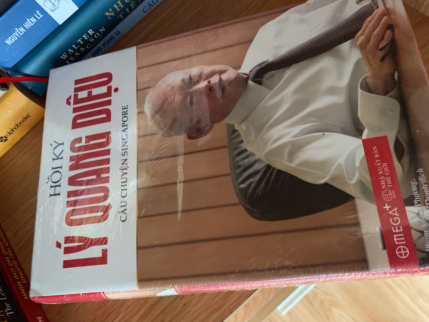 Những mẩu chuyện về cuộc đời làm chính trị của Lý Quang Diệu, cùng trăn trở của ông về cách trị nước, xây dựng đất nước Singapore hùng mạnh. Một tác phẩm rất đáng đọc để áp dụng cho đất nước Việt Nam, với rất nhiều điểm tương đồng vậy.