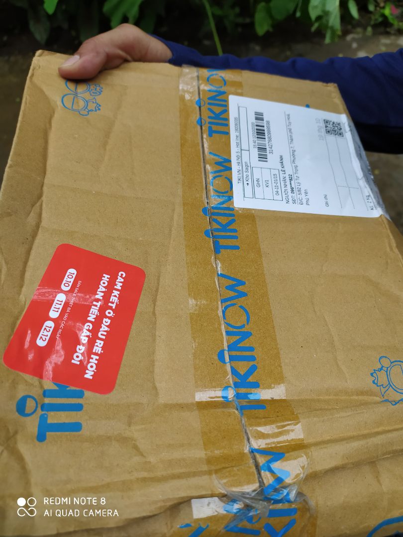 Lại thêm 1 lần giao sớm hơn so với thời gian  trên hóa đơn.
Rất hài lòng. Sách giao mới - đẹp.
Chi tiền cho quyển sách này khá nhiều nên hơi hồi hộp. Giờ nhận được chất lượng như vậy thì rất là vui vẻ.^^