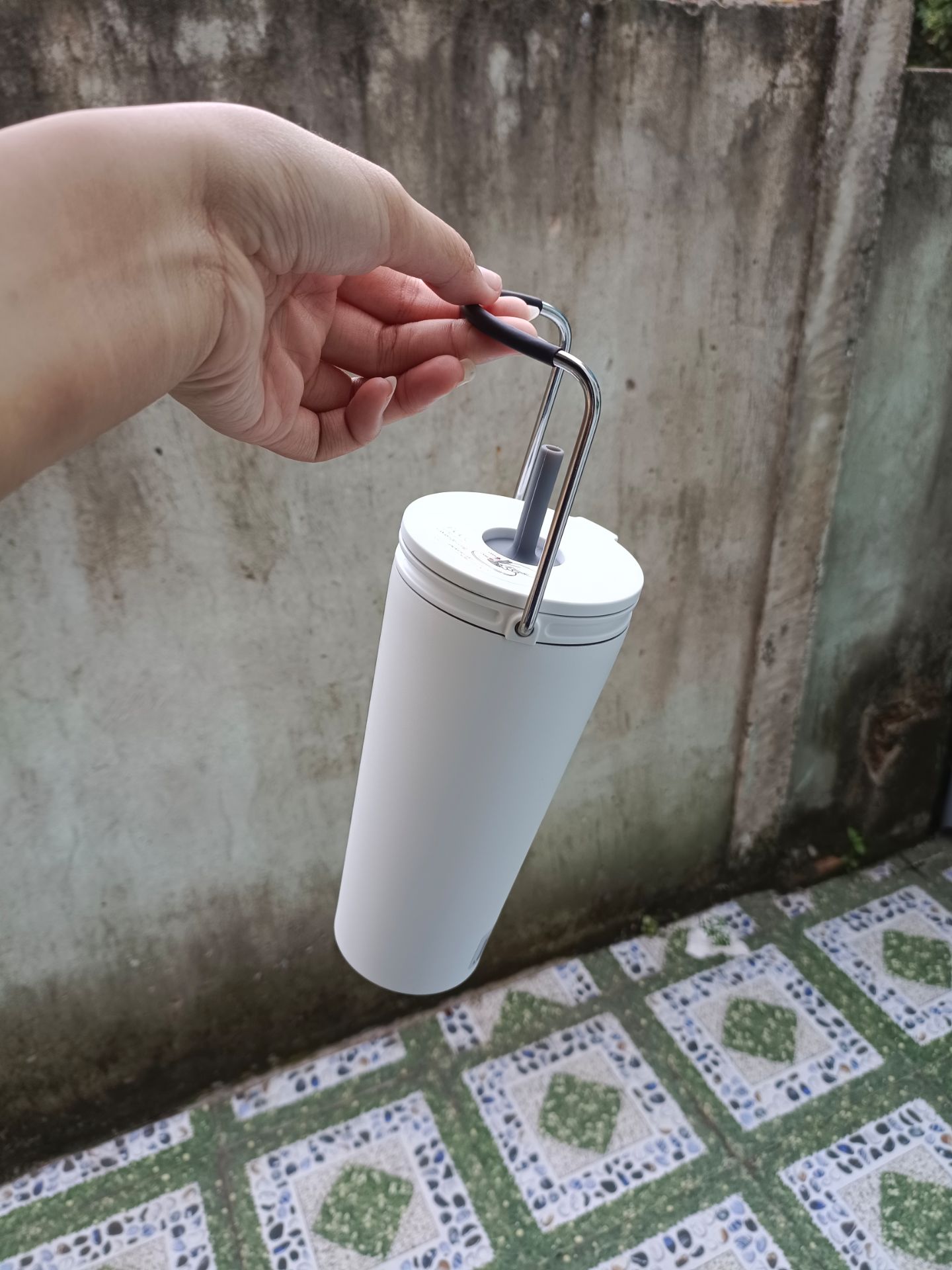 Rất tuỵt hihi. mình đập đá bỏ đầy bình hồi sáng. đến tối đá vẫn còn tầm 1/5 bình. 
mình thử dốc ngược lại khi ống hút đang up với down thì nước đều bị rỉ ra nha. Cái này không phải vấn đề đối với mình nên vẫn 5 sao hehee. Bình cầm chắc tay, lớp sơn nhám đẹp, có dơ thì cũng dễ chà. cái keo trên nắp bình mình tháo hơi *** nên bị dính keo 😞 hên mà dùng dầu gió chà ra hihi.