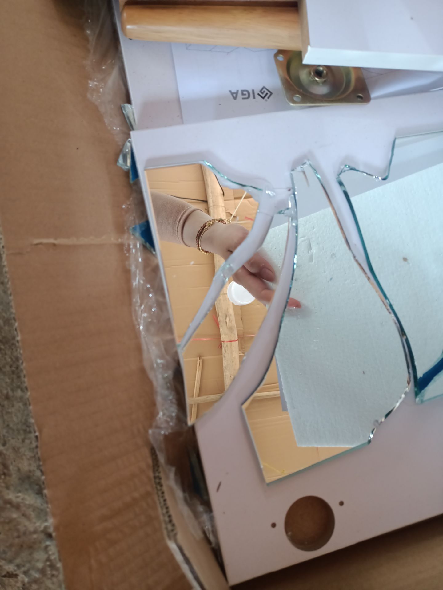 giao thiếu ốc và cục mũ để lấp ráp
hàng giao đến kính bị bể, mình chỉ yêu cầu shop giao đủ ốc để lắp ráp, gương bị bể có thể là do đơn vị vận chuyển, nhưng giao thiếu đồ là do lỗi của shop,