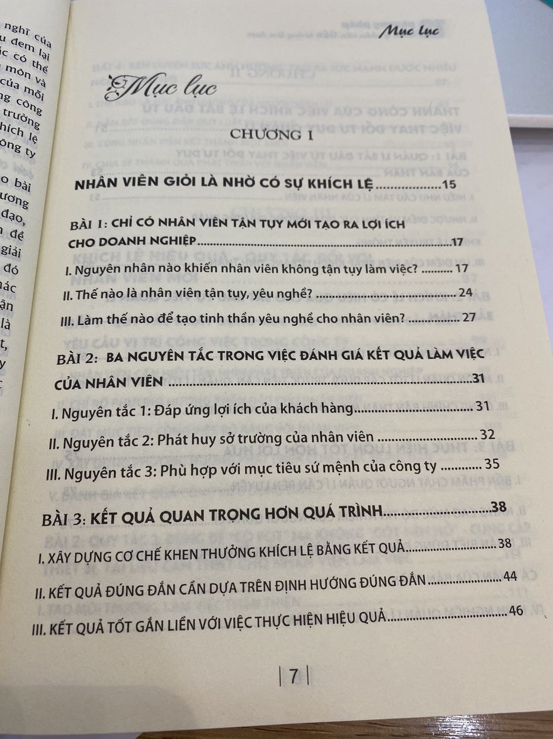 Tiki giao hàng nhanh, trước lịch hẹn 2-3 ngày. Sách được bọc cẩn thận, nội dung đúng cái mình cần.