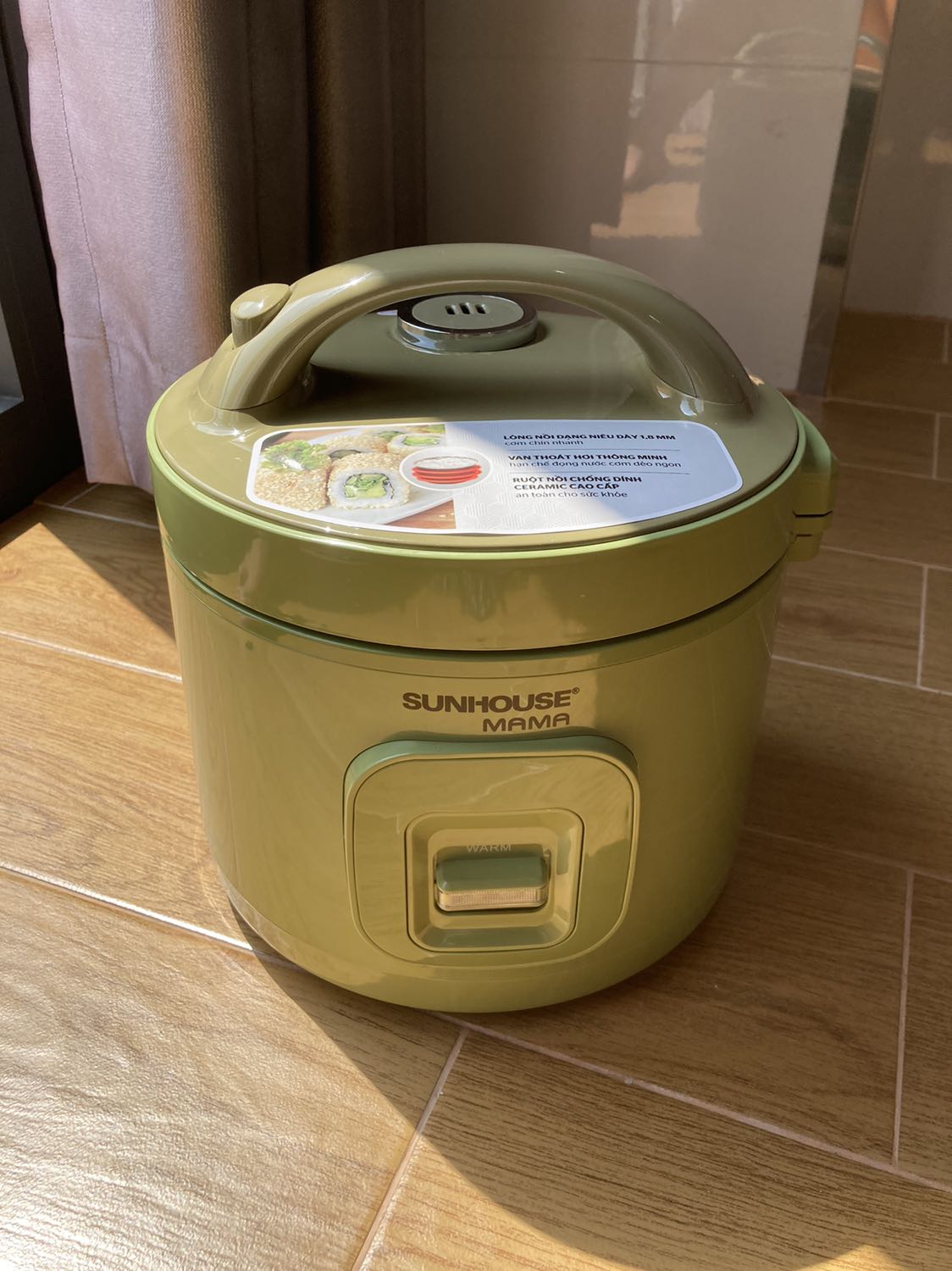 Hàng chắc chắn, dày dặn
Tuy nhiên, màu không giống hình. Hàng thật màu xanh bộ đội. Nấu cơm có cảm giác như đang đi hành quân!