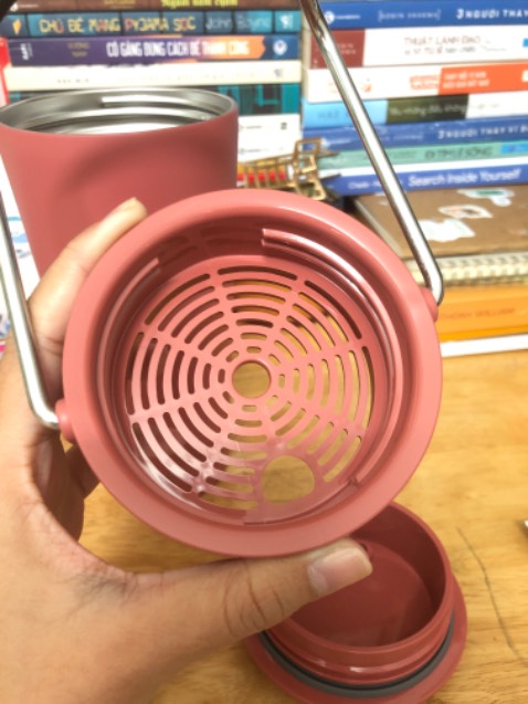 Màu sắc đẹp, ly không nặng tay lắm nhưng vậy thì thoải mái mang vác khắp nơi. 

Đế chống có lớp silicone hạn chế việc xê dịch cho mấy bạn hậu đậu.
Chỗ cắm ống hút to, cắm vừa ống hút trân châu nhé.