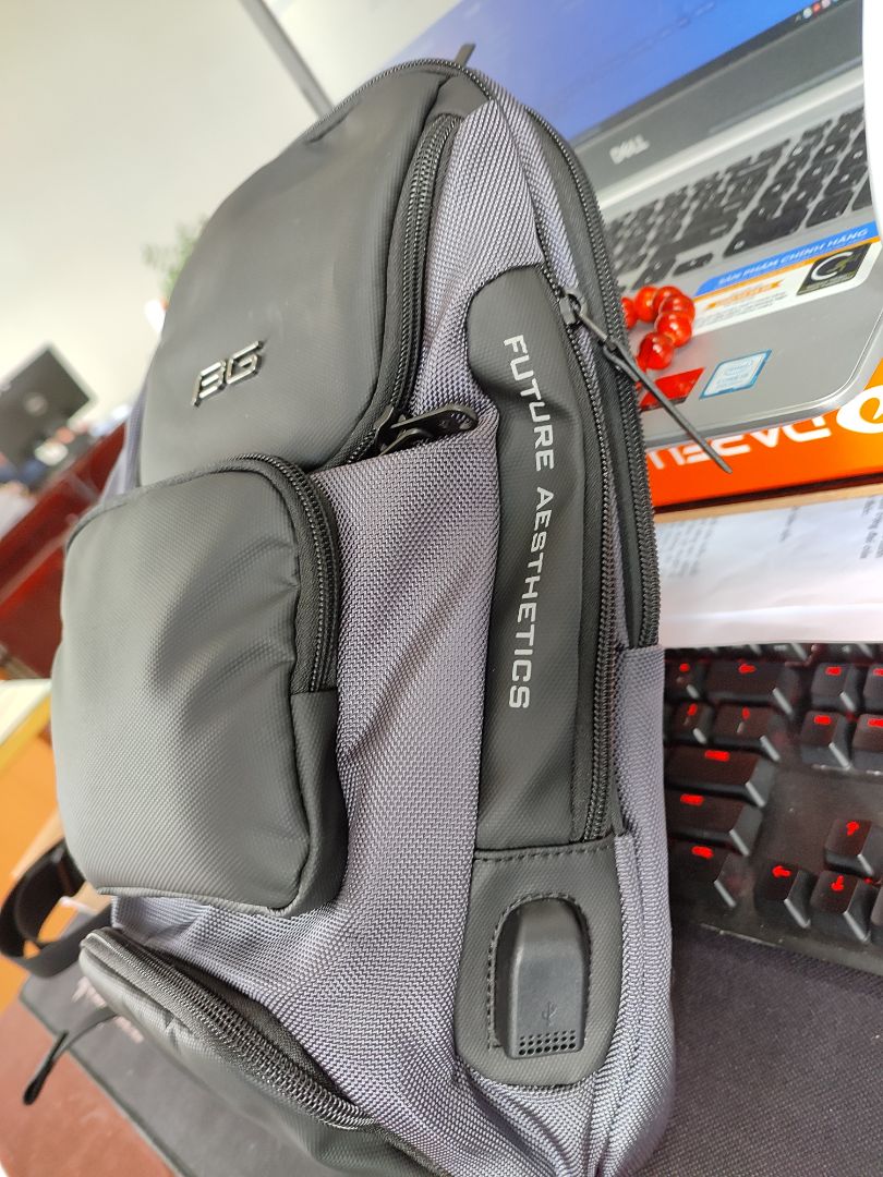 hàng như hình, 11 ngăn để đồ, 2 ngăn để vừa tờ giấy a4, tiện cho việc để tài liệu. thank shop. à quên, kết cái túi nilong có dây kéo khá chuyên nghiệp :)))