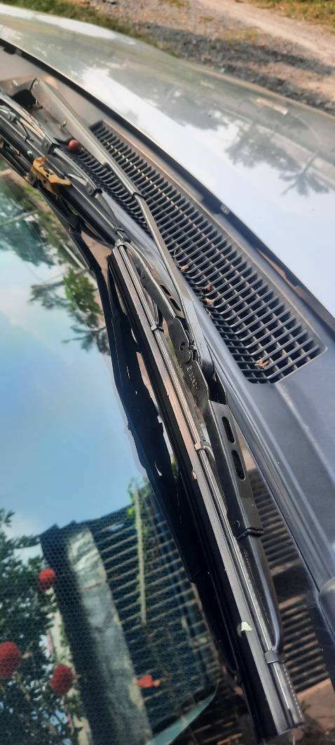 Gạt sạch nước. Phom Ôm sát kính. Xe mình là Vios 2020. Thay thế rất dễ dàng và hoàn toàn tương thích