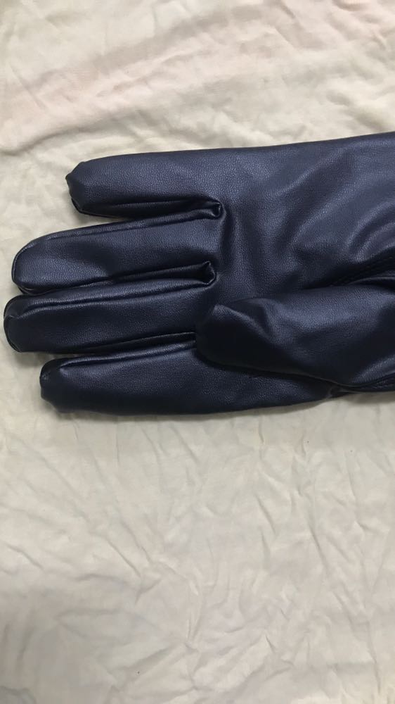 Găng tay da ấm áp. Mua về đúng đợt rét đầu mùa dùng thích ghê. Đi mưa khá ổn không sao cả. Lớp lông bên trong làm găng tay mềm mại dễ chịu. Da co giãn tốt đeo cũng rất thoải mái nữa ý. Sản phẩm tốt đánh giá 5 sao. Cảm ơn shop và tiki