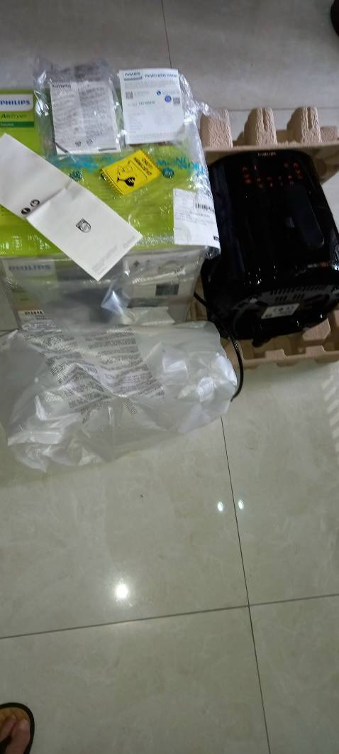 Giao đúng như hình quảng cáo. Rất hài lòng. Sử dụng đc 2 ngày: chiên khoai tây French Fries kiểu Pháp, chiên tàu hủ. Sp tốt, giá cả phải chăng giảm giá 2,3tr. Vừa cho gđ 2-3 ng. Các bạn nên mua để ăn giảm dầu mỡ. Vành Khuyên cũng dùng nồi tương tự. Dù Made in China, nhưng hàng HàLan nên chất lượng tương đối tốt. Cho shop 5 sao.  
GH từ tế, bao bì cẩn thận.