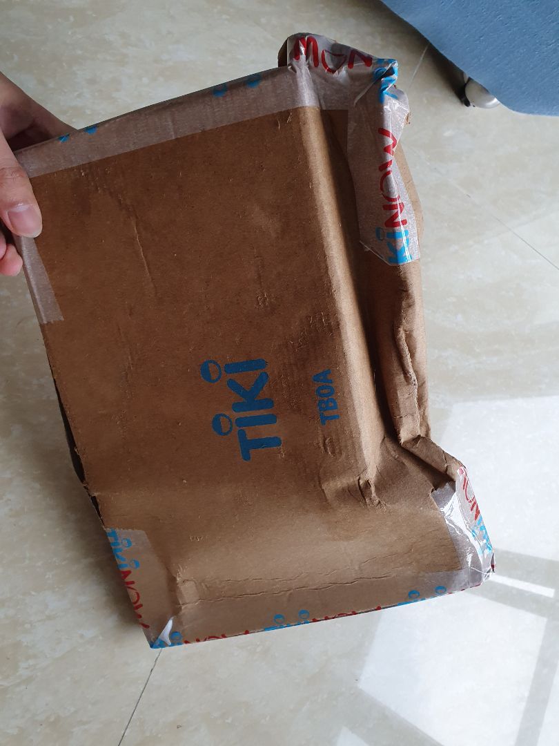 Không thể tin được Tiki giao hàng Tikinow lúc 5 giờ chiều, trời mưa tầm tã suốt từ trưa mà không có phương án nào để bảo vệ cuốn sách bị ướt. Mua 1 cuốn sách mới để tặng mà như thế này thì tặng kiểu gì???
Recommend tất cả các bạn không nên mua sách của Tiki mùa mưa!!!