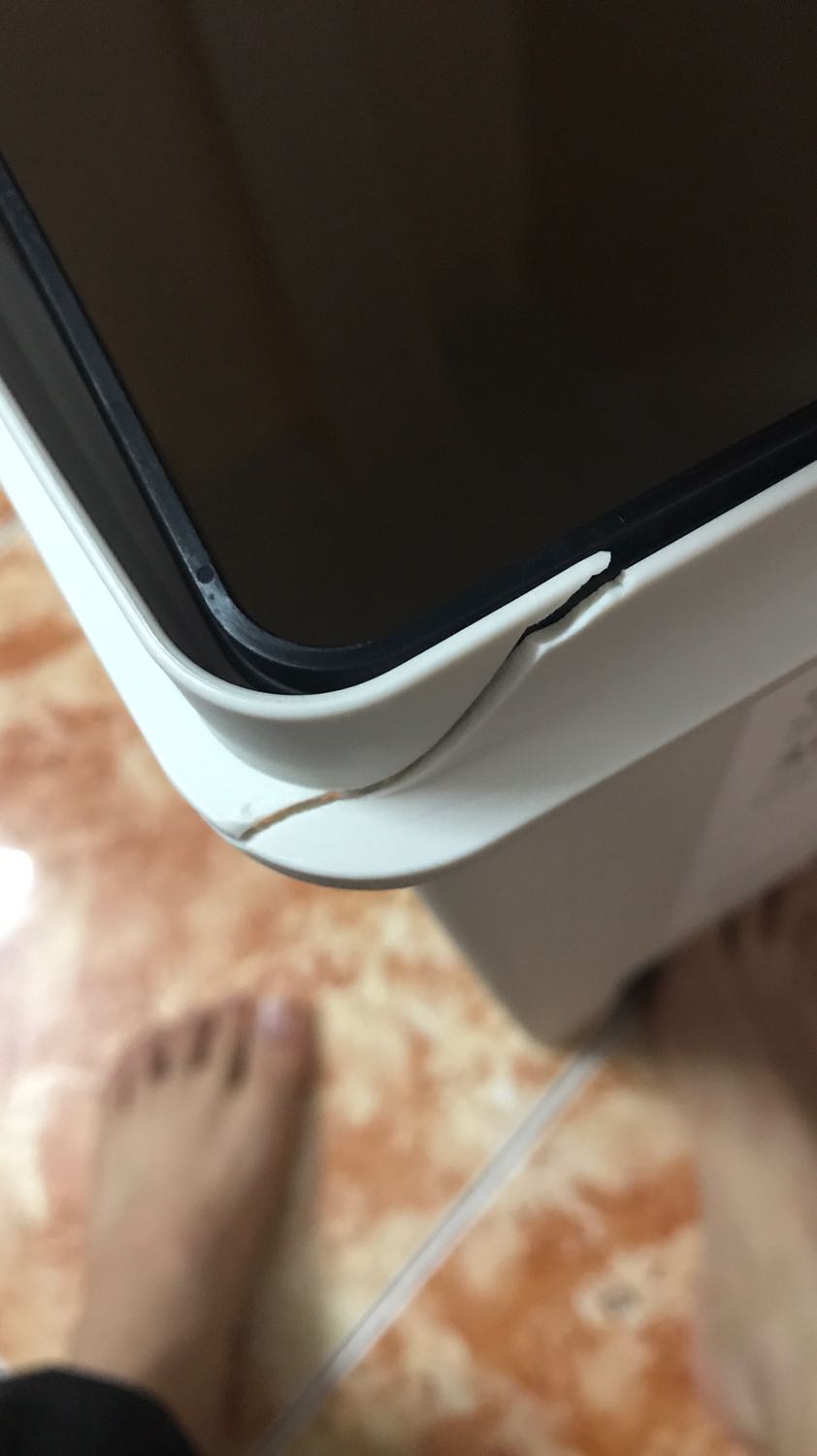 Thùng có chỗ nứt vỡ và ko có thùng đựng bên trong. Hàng rất kém ! Kbiet tiki giải quyết tnao