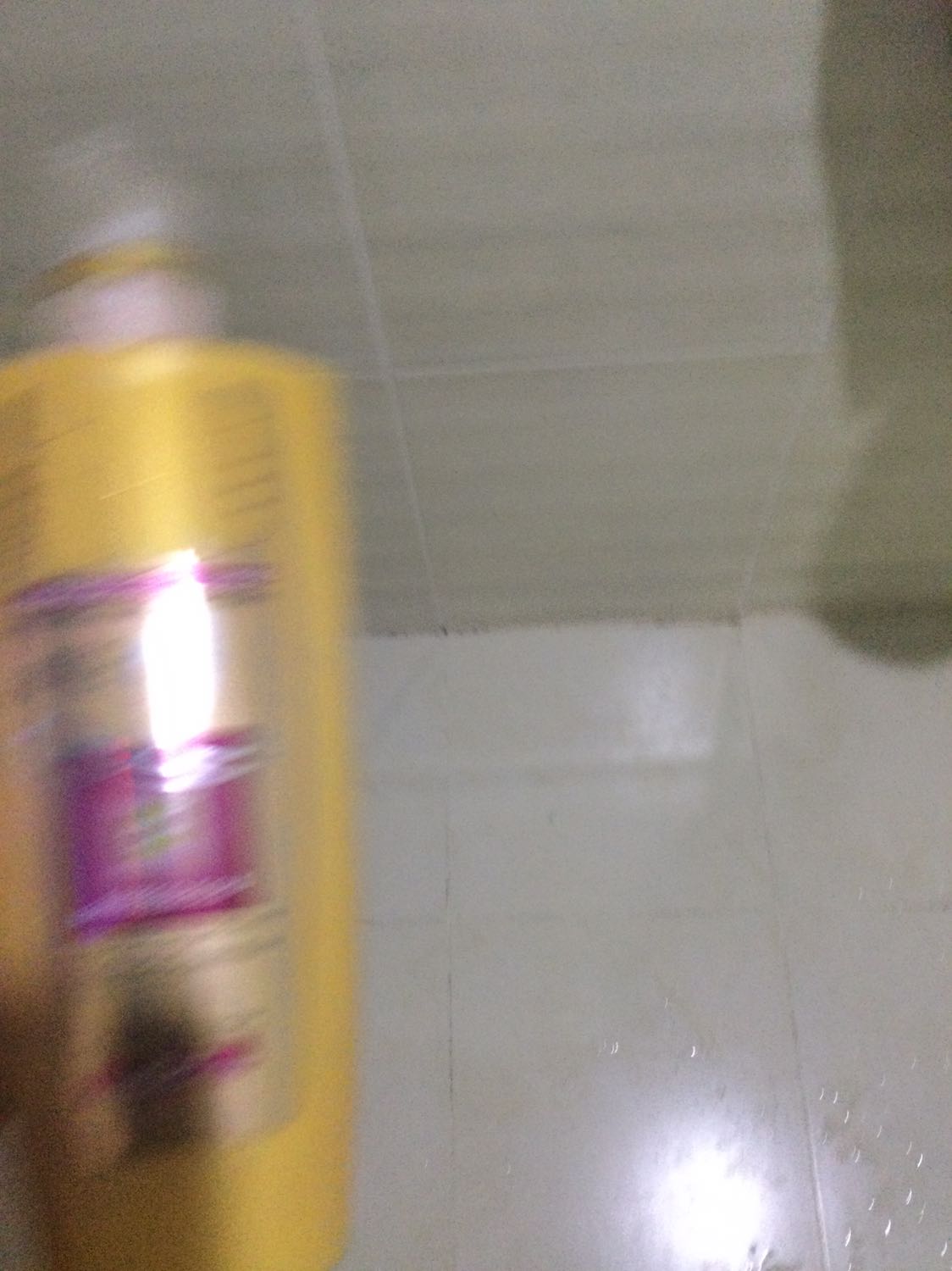 Bên ngoài dơ và hạng sử dụng nhìn ko rõ và phần nước ở trong quá lỏng ko giống như loại mình thường dùng