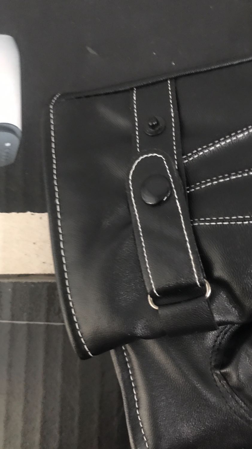 Găng tay da rất ấm áp. Lần đầu tiên mua hàng trên tiki thấy sản phẩm rất chất lượng nên viết nhận xét để mọi người tham khảo. Da rất mềm, bên trong có lớp lông ấm áp. Trời hà nội năm nay lạnh khô đeo quá là ấm luôn. Nhưng kẻ cả mưa thì cũng chỉ cần lau qua đi là ok rồi. Không lo ươt như găng tay vải. Cảm ứng điện thoại thì cứ gọi là trơn nuột. Sản phẩm tốt. Xứng đáng 5 sao.