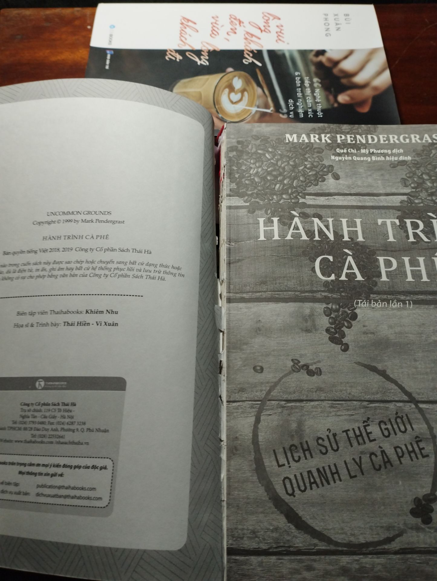 Rất thất vọng với đơn lần này. Mình mua 2 cuốn, cuốn LSKTH này thì giao muộn gần 1 tuần. Còn cuốn Hành trình cà phê thì bị bong gáy sách. PS: cuốn LSKTH này rất đẹp, giấy tốt.