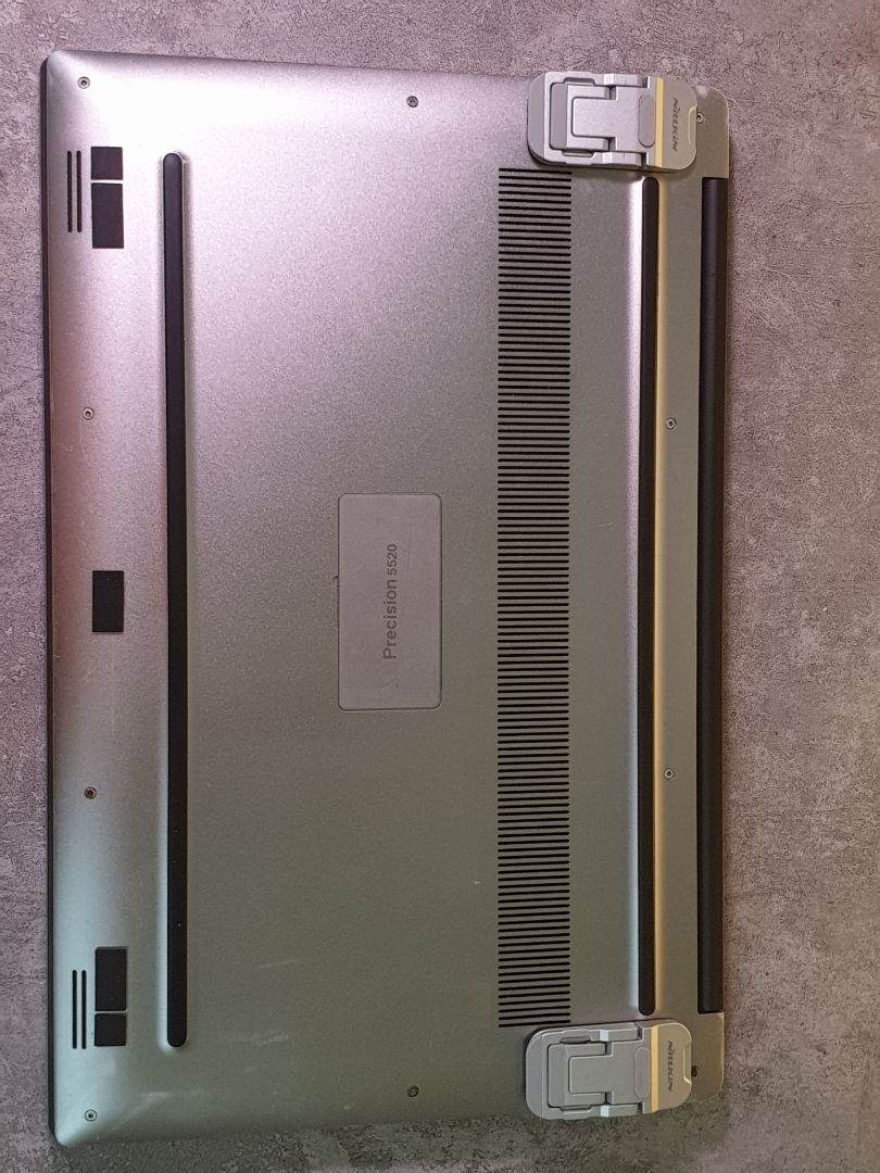 Sản phẩm tốt rất đẹp và tiện dụng tuy nhiên với dòng Dell 5520 của mình thì hơi khó dán, phải độ lại toàn bộ mặt keo do thiết kế của máy bo cong ở các cạnh. Không hiểu sao với keo zin khi dán lên con macbook thì dính rất chắc nhưng dán lên con dell thì lại không dính.