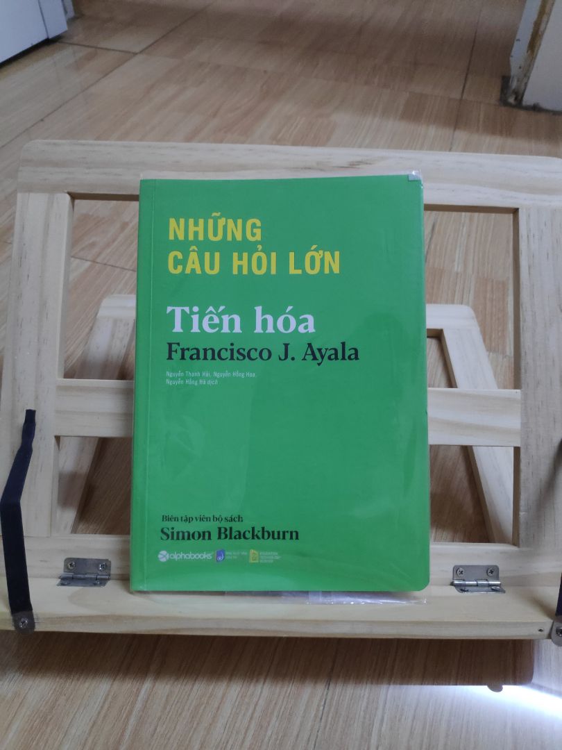 Là một cuốn sách đáng để cho các bạn yêu thích sinh học, khoa học nói chung.
Những người có một sự hoài nghi về tôn giáo nhất định hoặc có niềm tin về tôn giáo cũng có thể đọc. Nội dung khá là khách quan nên có thể tham khảo, do nội dung là tiến hoá nên sẽ có một số vấn đề về triết học như là đạo đức.
Chúng ta tồn tại liệu có phải chỉ đơn giản là sự ngẫu nhiên của các nguyên tử tạo nên? Vậy thì đạo đức, tình yêu, công bằng...đến từ đâu? Chắc cuốn sách này sẽ có ích phần nào đó.
