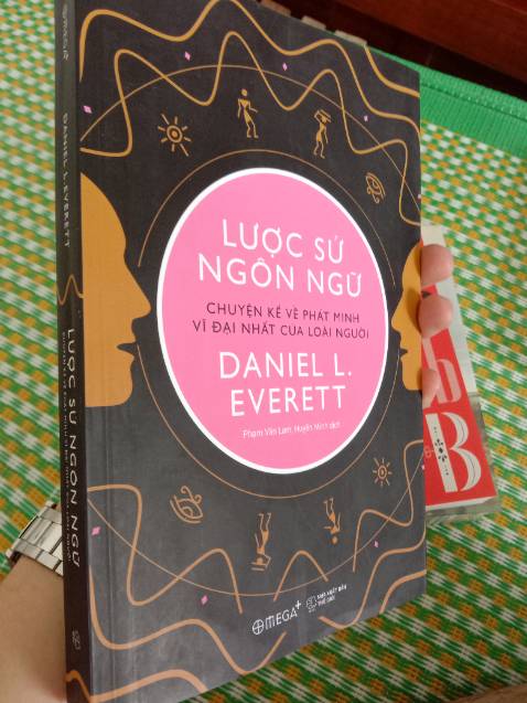 Quyển Các đế chế ngôn từ: mới, nguyên seal.
Quyển lược sử ngôn ngữ: cũ, đã bóc seal, rách góc, có những vết loang trắng lâu ko sạch.
Quyển cuộc phiêu lưu của ngôn ngữ anh: hơn quyển lược sử ngôn ngữ ở điểm ko rách góc.
Khi khui đơn hàng thì cảm thấy thất vọng về sản phẩm.