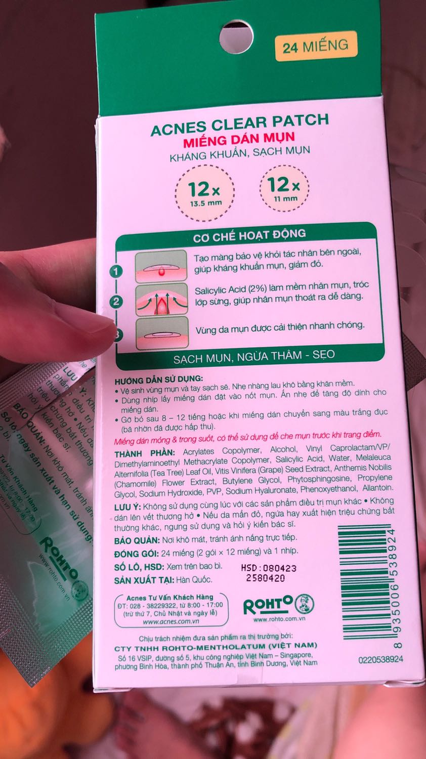 Hiệu quả hút mụn không bằng Mayan Care dù đắt gấp đôi. Chỉ được mỗi cái miếng dán siêu mỏng (mỏng gấp đôi Mayan), nên nếu ai dùng với mục đích bảo vệ mụn để trang điểm thì ok, còn để hút cồi mụn thì không nên vì nó chẳng có tác dụng gì mấy. Tiếc là ko chụp khi gỡ miếng dán khỏi mụn (chỉ dính được rất rất ít dịch mụn rỉ ra, không nhiều và hiệu quả bằng Mayan care dù dùng cùng một nốt mụn)