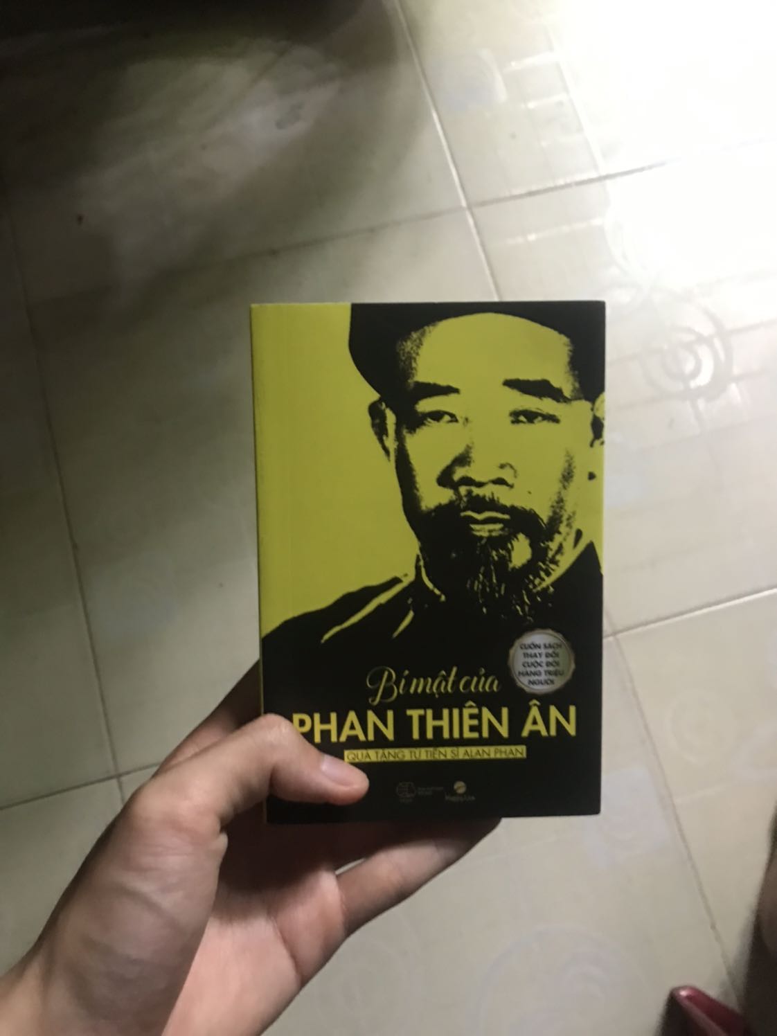 Rất Hài Long.Giao Hàng Nhanh 1 Ngày Rưỡi.Sách tốt đóng gọi gọn gàng.Chất lượng đẹp Một quyển sách bỏ túi.Nên đặt một quyển để mang theo bên mình.