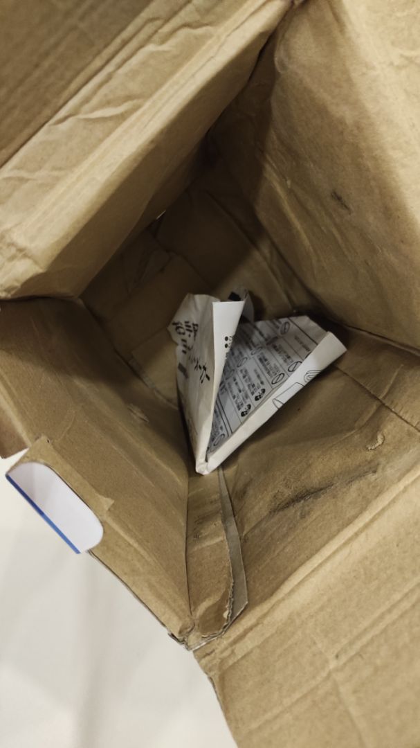 hộp móp méo, úa vàng, mềm nhũn ra như là hàng cũ, không biết chất lượng thế nào nhưng nhìn cái hộp là hết muốn sài. 
đặt hàng ở cùng thành phố HCM mà giao hơn tháng trời, trễ hẹn nữa