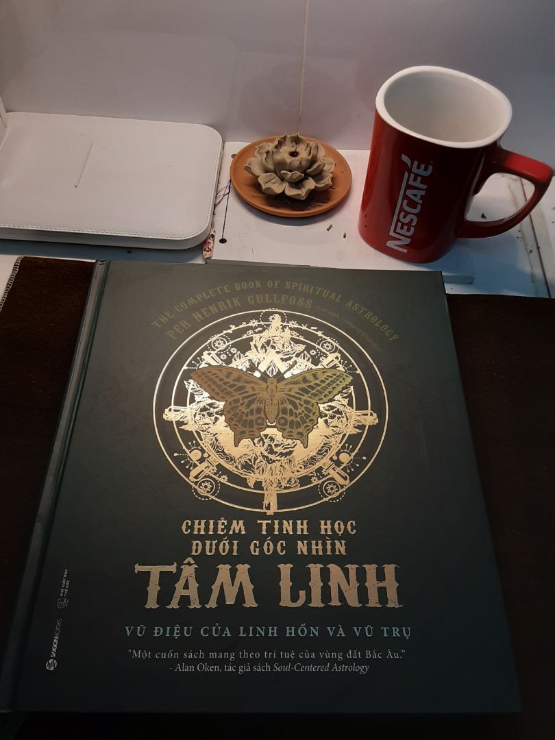 TIKI giao hàng nhanh nhưng đóng gói cần xem lại. Lần này sách đỡ hỏng hơn mấy lần trước nhưng hộp vẫn te tua dữ lắm. Quyển này mình mới xem mục lục và đọc sơ qua thôi nhưng thấy nội dung khá thú vị. Phù hợp với những bạn muốn đào sâu để phát triển bản thân và tích lũy thêm kiến thức về phạm trù tinh thần.