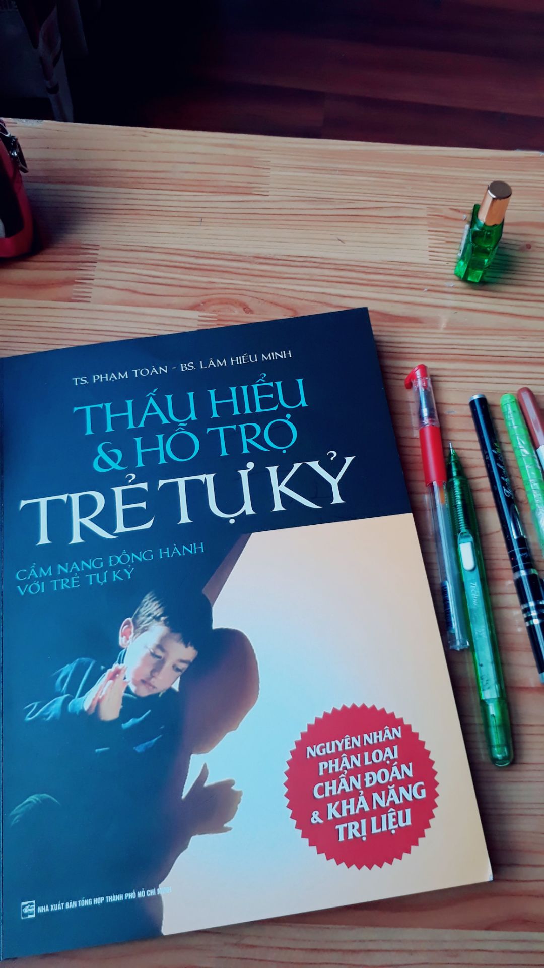 mình may mắn được là học trò của thầy Lâm Hiếu Minh, 1 trong 2 tác giả của cuốn sách. ở ngoài đời thầu rất hài hước, dĩ nhiên thầy rất yêu trẻ con. khi xuất bản cuốn sách này,thầy chỉ có một mong muốn là giúp các bậc cha mẹ hãy đọc cuốn sách này rồi hãy nhìn đứa con bé bỏng của mình mà nhận ra mầm mống bệnh của con ngay từ những ngày đầu tiên căn bệnh bộc lộ. bên cạnh đó hiểu và thấu cảm con trẻ để có thể đồng hành cùng con với bệnh tự kỉ. có thể giúp con và có thể làm bạn với con.
Sách có bố cục cuốn hút, không nhàm chán. in màu 100% có hình gần như ở mọi trang. 
Một cuốn sách mà các bố mẹ trẻ hiện đại ngày nay cần có.