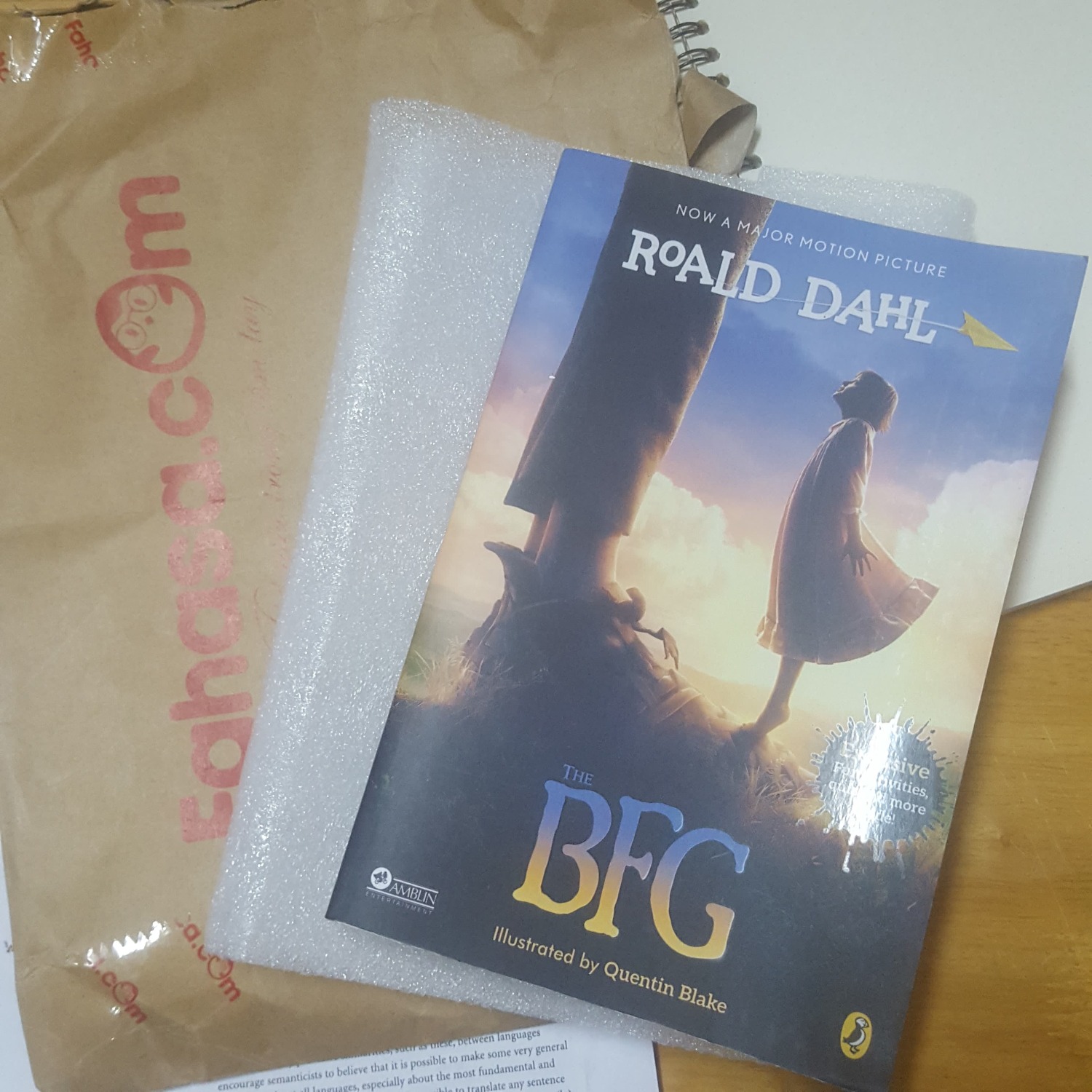 Sách được đóng gói kỹ càng, dù giảm giá nhiều nhưng chất lượng sách vẫn rất tốt, các trang sách phía trong không bị ố vàng (dù là bên ngoài có ơi lấm chấm như có vẻ bị ẩm). Cảm ơn tiki đã mang lại trải nghiệm mua sắm tiện lợi, chất lượng sản phẩm rất vừa ý.