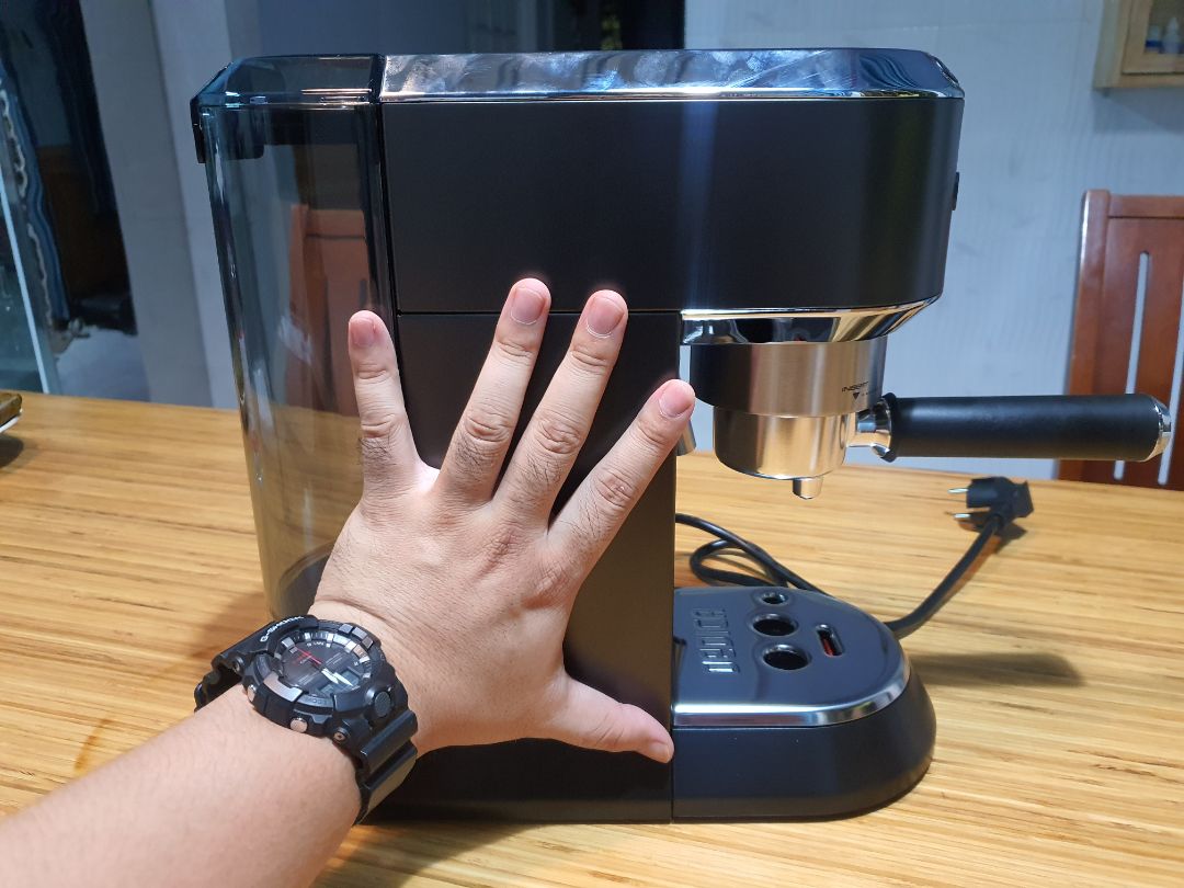 Nhỏ hơn tưởng tượng 1.5 lần. Chỉ vừa cái ly cao bằng tờ giấy note thôi. Tuy nhiên máy xịn xò chắc chắn. cafe ngon hay ko phụ thuộc vào cafe chứ máy ko làm cho cafe ngon hơn ạ.