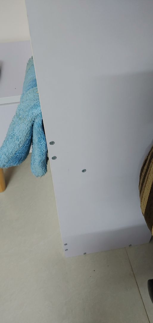 Bàn làm việc bị xước, ốc vít khoan sẵn như không giấu dc nên nhìn thô. mặt tiền mà toàn đầu vít ko à. mất thẩm mĩ. Shop nên xài V ko cần khoan sẵn sẽ đẹp hơn Bàn làm việc bị xước, ốc vít khoan sẵn như không giấu dc nên nhìn thô. mặt tiền mà toàn đầu vít ko à. mất thẩm mĩ. Shop nên xài V ko cần khoan sẵn sẽ đẹp hơn