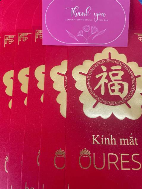 Shop tư vấn rất nhiệt tình và thân thiện Chất lượng kính trên cả tuyệt vời:
Điểm 10 cho sự thân thiện:
Điều khiến mình ấn tượng nhất chính là thái độ của các bạn nhân viên. 
Các bạn tư vấn rất 'có tâm', kiên nhẫn giải thích từng loại tròng kính và hàng chục mẫu gọng. Không hề có cảm giác bị hối thúc hay chèo kéo mua hàng đắt tiền, thực sự rất thoải mái!
 Chất lượng kính trên cả tuyệt vời:
Về phần chuyên môn, mình hoàn toàn yên tâm. Kính được mài lắp sắc nét, thẩm mỹ cao. Tròng kính mình chọn có độ trong suốt cực tốt, đeo vào thấy tầm nhìn sáng hẳn ra, không bị lóa hay mỏi mắt dù mình phải làm việc với máy tính cả ngày. Gọng kính thì chắc chắn, đeo nhẹ tênh và rất êm tai.
Tổng kết:
Một địa chỉ hiếm hoi hội tụ đủ cả: Dịch vụ tận tâm - Kỹ thuật chuyên nghiệp - Sản phẩm chất lượng. Chắc chắn mình sẽ giới thiệu bạn bè và người thân qua đây mỗi khi có nhu cầu về mắt kính!
⭐⭐⭐⭐⭐"🥰🥰🥰 P/s: shop còn tặng cho cả phong bao lì xì và móc khoá xịn xò lắm các bạn ạ....