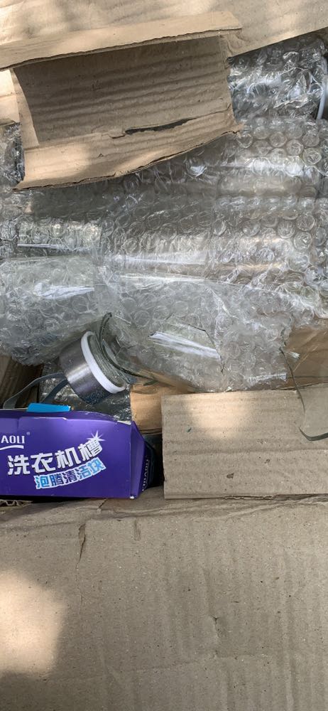 Mình đã dùng mặt hàng này từ 2 năm nay và rất thích. Lần này mua dùm cho người bạn thì lại gặp phải vấn đề không hài lòng. Đóng hàng thuỷ tinh mà cẩu thả. Nhìn thùng hàng ọp ẹp mình đã tiên lượng sẽ bị bể. Và nv giao hàng khui ra bị bể 1 chai, móp mấy nắp nữa. Mình không nhận hàng nhưng do đã ck trước nên anh nv gọi chủ shop, cô ấy bảo nhận dùm số hàng này và sẽ gởi bù lại số hàng bị hỏng. Đến nay sau 2 tuần mặc dù mình đã nhắc mấy lần nhưng chẳng thấy hàng bù đâu cả. 
Chai thuỷ tinh lần này mỏng hơn và nắp cũng không đẹp như lần trước mình mua. 
Thật buồn cho cách làm việc của Tiki lần này.