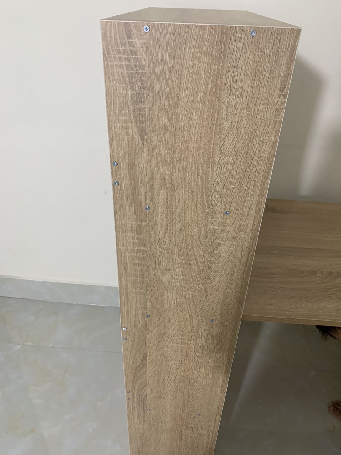 Bàn khá dễ lắp. Nhưng mấy cái lỗ khoan vít hơi lộ. Mình là nữ, tự mày mò cũng lắp được. Giao hàng nhanh lắm, mỗi tội hơi nặng tí thôi nhưng mua đợt sale nên giá ship giảm được kha khá.