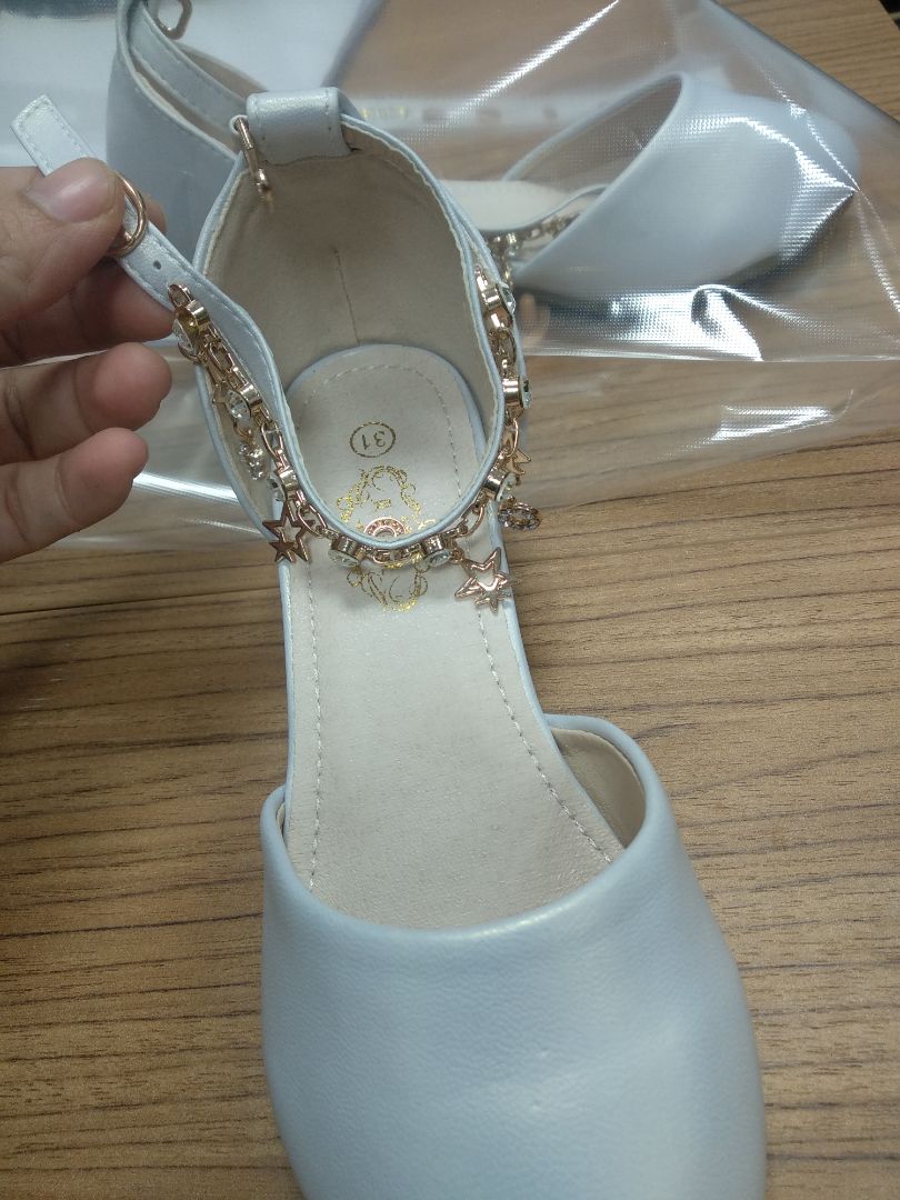 phải nói là đẹp,mềm , êm chân bé, lấp lanh, xinh lắm mn ạ