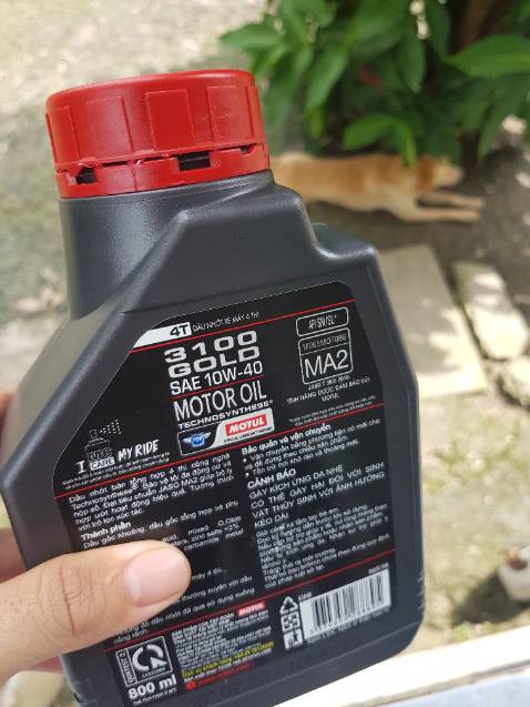 Nhớt Motul thì mình không bàn về chất lượng nữa rùi. Tiki dự kiến giao hàng v thôi chứ sớm hơn hẳn 2 ngày. Chiều T5 2h mình đặt, thì đúng 2h chiều T7 là nhận đc hàng. Mà shop chỉnh lại là Motul 3100 GOLD như hình nha. Chứ ko phải Sliver, hay là shop giao lộn gì đó mình cũng không biết. Nói chung vẫn tốt!
